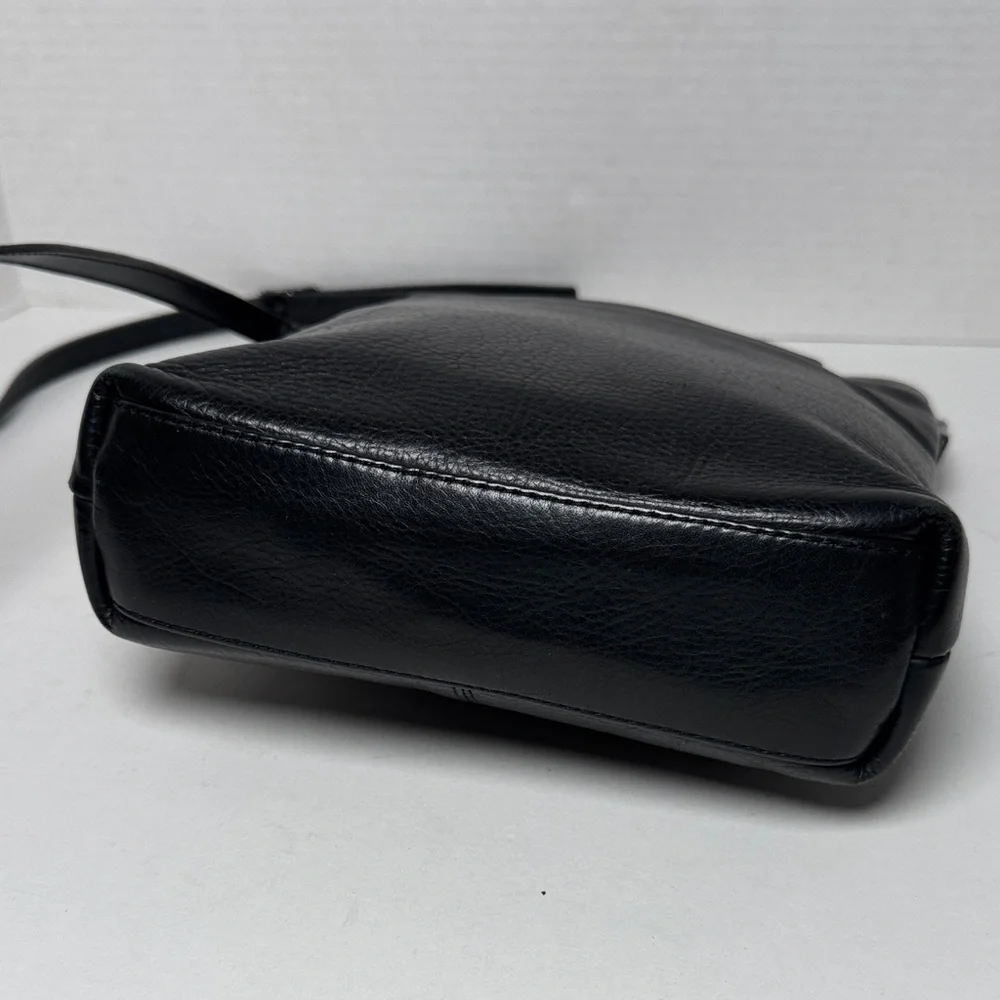 TANO Vintage 90s Minimal Sleek Black Pebble Leather Adjustable Crossbody Bag - Picture 8 of 16
